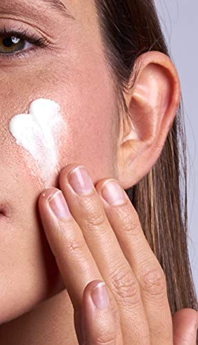 CLUERA 24H Cream — woman applying cream